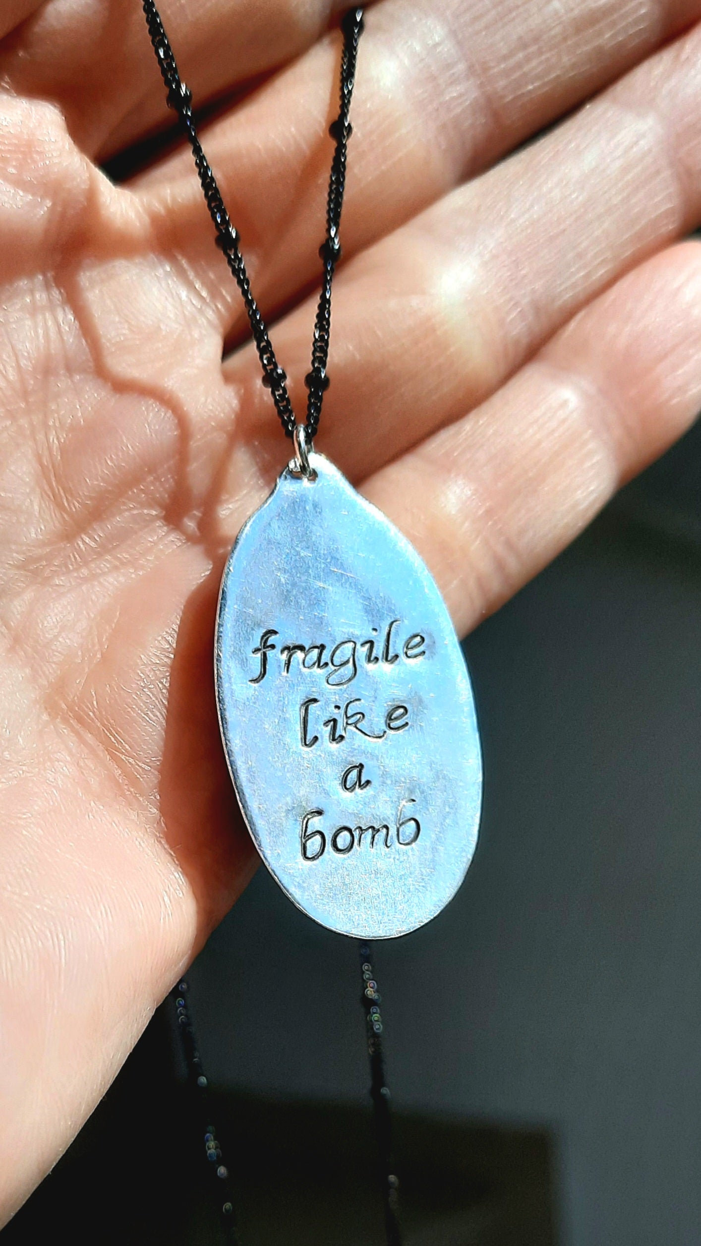 Κολιέ Λαβα/ fragile like a bomb