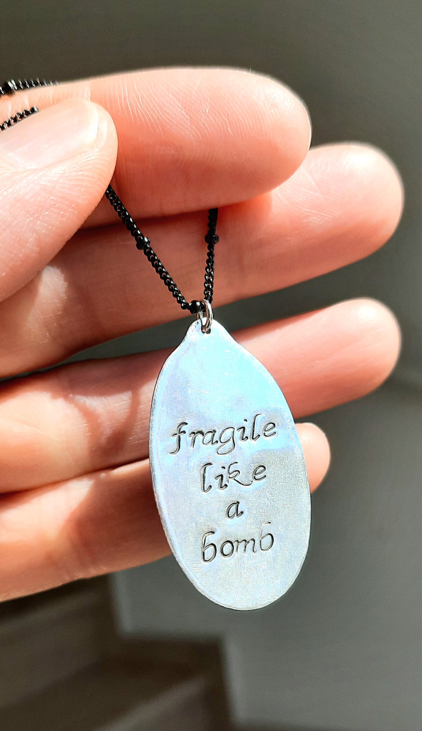 Κολιέ Λαβα/ fragile like a bomb